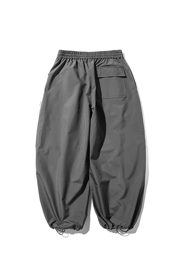 (CLESSTE) 고어텍스 랩스 시티 오버 트라우저 - 그래파이트 그레이는 남녀 공용으로, 일상 및 아웃도어 활동에 적합한 사계절용 오버팬츠입니다. 밀리터리 및 스포티 스타일을 결합하여 캐주얼, 고프코어, 스포티 룩 연출에 용이하며, 여행, 캠핑, 등산 시에도 활용하기 좋습니다. 넉넉한 루즈핏에 긴 기장으로 편안함을 제공하며, 방풍, 투습, 발수 기능으로 쾌적한 착용감을 선사합니다. 허리 고무밴드, 드로코드, 밑단 조절 장치, 립스탑 소재를 적용하여 실용성을 높였습니다.
