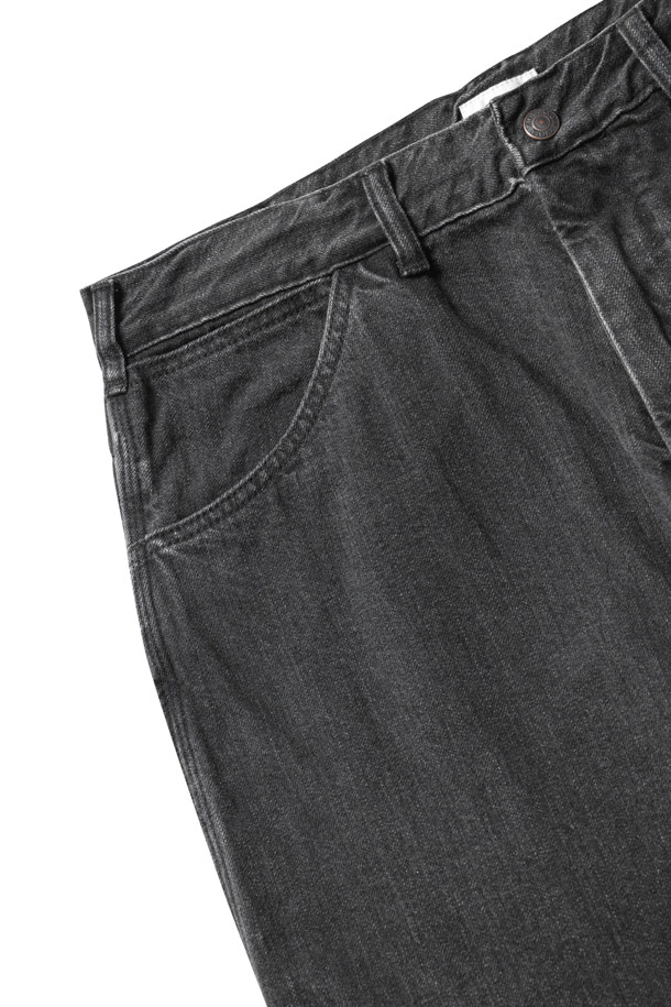 데님 페인터 팬츠 - 미디엄 블랙은 캐주얼한 스타일을 연출하기 좋은 남성용 데님 팬츠입니다. 사계절 내내 착용 가능하며, 데이트룩이나 쇼핑룩에 적합합니다. 뻣뻣한 촉감의 두꺼운 셀비지 데님 소재로 제작되었으며, 레귤러핏으로 편안한 착용감을 제공합니다. 무지 패턴에 스케일 포켓과 트리플 스티치 마감 디테일이 돋보이는, 미니멀하고 클래식한 디자인의 바지입니다.
