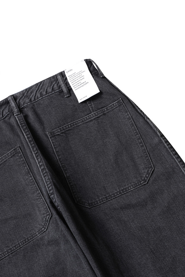 남성용 데님 베이커 팬츠 - Medium Black 제품입니다. 셀비지 데님 소재로 제작되었으며, 베이직하고 캐주얼한 스타일을 연출합니다. 레귤러핏으로 편안하게 착용 가능하며, 무지 패턴에 큰 뒷주머니와 흰색 스티치, 앞 단추 플라이 디테일이 특징입니다. 봄, 가을에 활용하기 좋은 긴 기장의 블랙 데님 팬츠입니다.

