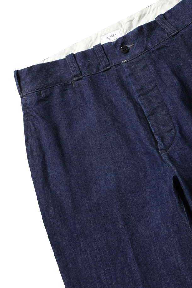 네이비(One Wash) 데님 슬랙스는 남성용 데님 팬츠로, 베이직하고 캐주얼한 스타일을 연출합니다. 사계절 내내 착용 가능하며, 루즈핏 와이드/테이퍼드 핏으로 편안한 착용감을 선사합니다. 셀비지 데님 소재로 제작되어, 데이트룩과 쇼핑룩은 물론 미니멀, 클래식 캐주얼 스타일에도 잘 어울립니다. 무지 디자인으로 어떤 상의와도 쉽게 매치할 수 있어 활용도가 높습니다.
