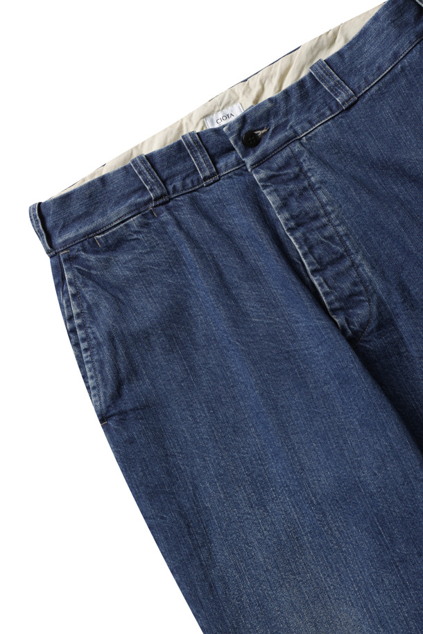 데님 슬랙스 - 미디엄 다크 블루 데미지는 캐주얼, 미니멀, 클래식 스타일을 추구하는 남성을 위한 바지입니다. 봄, 가을에 적합하며, 일상복으로 활용하기 좋습니다. 미디엄 다크 블루 컬러의 워싱 처리된 데님 소재에 11.05oz 중량의 셀비지 데님을 사용하여 제작되었습니다. 와이드 핏과 테이퍼드 핏을 동시에 느낄 수 있으며, 데미지 워싱 디테일로 포인트를 더했습니다. 동네 마실룩이나 봄 소풍룩에 잘 어울리는 스타일입니다.
