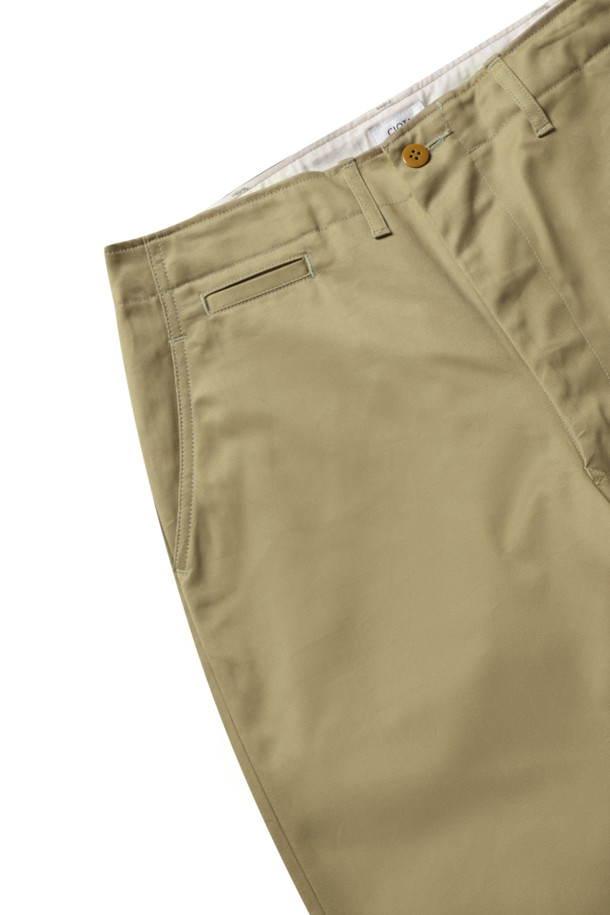 웨폰 치노 클로스 팬츠 (43 카키) - 베이지는 베이직하고 캐주얼한 스타일의 치노 팬츠입니다. 봄, 여름, 가을 계절에 걸쳐 착용하기 좋으며, 와이드핏과 스트레이트 핏으로 편안한 착용감을 제공합니다.  일상, 데이트룩, 카페룩 등 다양한 TPO에 활용 가능하며, 미니멀, 클래식 스타일을 연출하기 좋습니다. 뻣뻣한 촉감의 웨폰 원단을 사용하여 제작되었으며, 무지 디자인으로 어떤 상의에도 매치하기 용이합니다. 베이지 컬러로 세련된 분위기를 더합니다.
