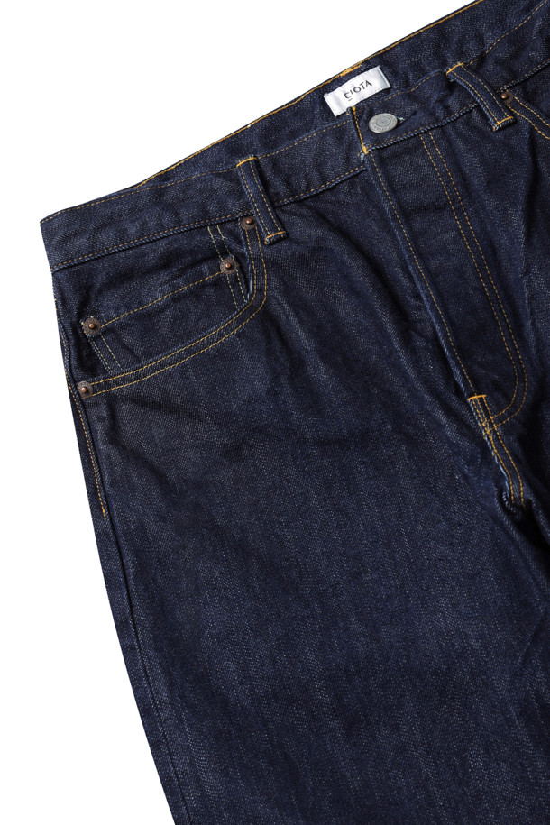 네이비 컬러의 Straight 5 포켓 팬츠 (리얼 인디고) - 원 워시 제품입니다. 데님 소재의 긴 기장 스트레이트 핏 바지로, 베이직하고 캐주얼한 스타일을 연출합니다. 5 포켓 디자인과 버튼 플라이, 미드라이즈 디테일이 특징이며, 사계절 내내 활용 가능합니다. 데이트룩, 출근룩 등 다양한 TPO에 맞춰 캐주얼, 미니멀, 클래식 스타일을 완성해보세요. 레귤러 핏으로 편안하게 착용할 수 있으며, 무지 패턴으로 깔끔함을 더했습니다.
