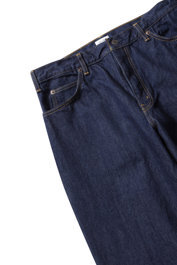 와이드 테이퍼드 5 포켓 팬츠 - 네이비(원 워시)는 베이직하고 캐주얼한 스타일의 남성용 데님 바지입니다. 사계절 내내 착용 가능하며, 와이드 핏과 테이퍼드 디자인으로 편안함과 세련된 실루엣을 동시에 제공합니다. 5 포켓 디자인과 버튼 플라이 디테일이 특징이며, 다양한 상의와 매치하여 미니멀하면서도 클래식한 스타일을 연출할 수 있습니다. 
