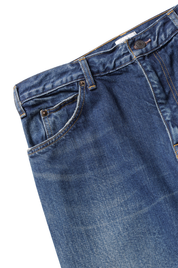 와이드 테이퍼드 5 포켓 팬츠 - 미디엄 다크 블루 데미지는 남성용 바지로, 캐주얼, 미니멀, 클래식 스타일을 아우릅니다. 사계절 내내 활용 가능한 긴 기장의 데님 소재 바지로, 와이드 핏과 테이퍼드 핏이 다리 라인을 돋보이게 합니다. 5 포켓 디자인과 버튼 플라이 디테일이 특징이며, 데이트룩, 쇼핑룩에 잘 어울립니다. 미디엄 다크 블루 컬러의 데미지 워싱이 은은한 멋을 더합니다.
