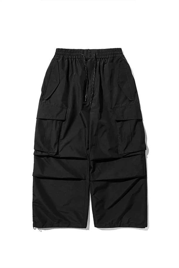 (CLESSTE) 고어텍스 랩스 시티 밀리터리 팬츠 001 - 블랙은 일상과 아웃도어 활동에 적합한 남성용 카고 팬츠입니다. 블랙 컬러의 무지 디자인으로, 봄, 가을, 겨울 계절에 착용하기 좋습니다. 고어텍스 소재를 사용하여 방풍, 투습, 발수 기능을 갖추었으며, 레귤러 핏으로 편안한 착용감을 제공합니다. 카고 포켓, 지퍼 디테일, 드로코드, 오버팬츠 스타일을 더해 밀리터리 무드와 스트릿 스타일을 동시에 연출할 수 있습니다. 여행룩, 캠핑룩, 캐주얼, 고프코어, 스트리트 스타일을 즐기는 분들께 추천합니다.
