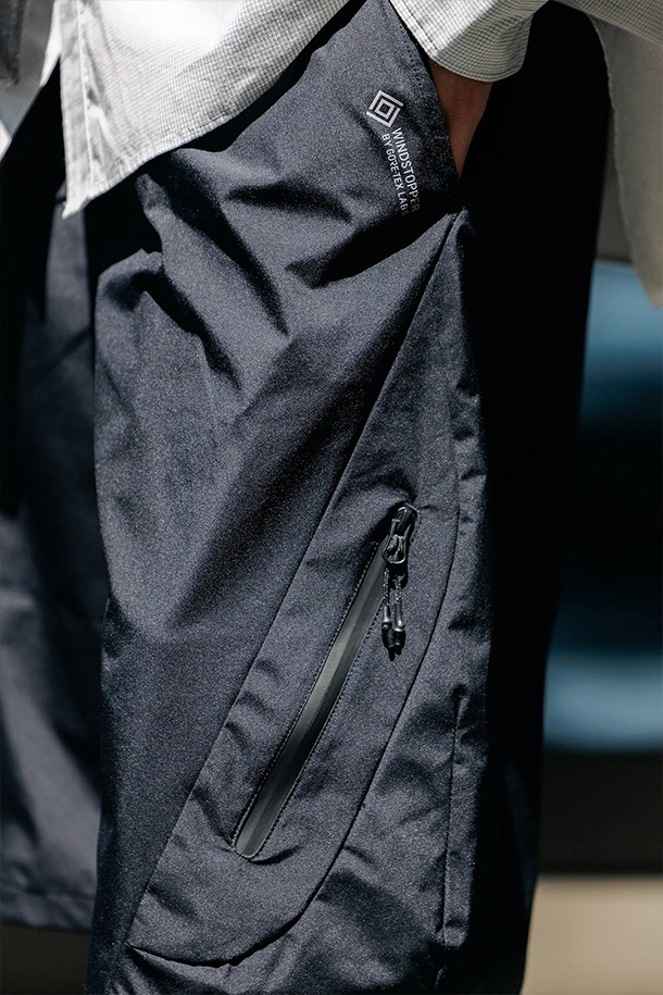 (CLESSTE) 고어텍스 랩스 테크 매시브 트위스티드 하프 팬츠 - 블랙은 남녀 공용으로, 일상과 아웃도어 활동 모두에 적합한 하프 기장의 바지입니다. 고어텍스 소재를 사용하여 방풍, 투습, 발수 기능을 갖추었으며, 봄, 여름, 가을 계절에 착용하기 좋습니다. 루즈핏과 벌룬핏의 넉넉한 핏으로 편안함을 제공하며, 10개의 포켓과 허리 고무밴드, 내부 끈 디테일로 실용성을 더했습니다. 로우라이즈부터 하이웨스트까지 다양한 스타일로 연출 가능하며, 스포티, 미니멀, 고프코어 스타일을 즐기는 분들께 추천합니다.
