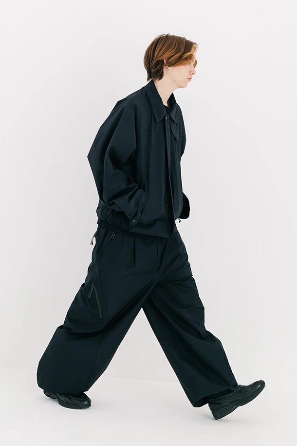 (CLESSTE) 고어텍스 랩스 테크 매시브 트위스티드 팬츠 - 블랙은 방풍, 투습, 발수 기능을 갖춘 고어텍스 소재의 긴 바지입니다. 일상과 아웃도어 활동 모두에 적합하며, 봄, 가을, 겨울 계절에 착용하기 좋습니다. 와이드 및 벌룬 핏의 루즈핏으로, 곡선형 입체 패턴과 측면 다트 디테일이 특징입니다. 10개의 포켓, 허리 고무밴드와 내부 끈으로 편안한 착용감을 제공하며, 로우라이즈부터 하이웨스트까지 다양한 스타일 연출이 가능합니다. 등산룩, 캠핑룩, 출근룩 등 어떤 TPO에도, 고프코어, 스트리트, 미니멀 스타일과도 잘 어울립니다.
