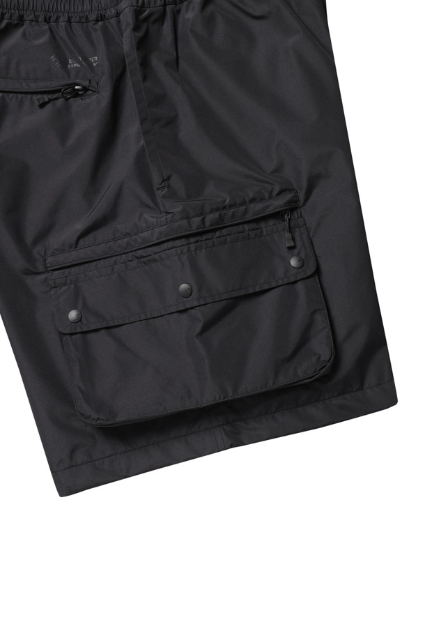 고어텍스 윈드스토퍼 퍼펙트 피싱 쇼츠 - 블랙은 남성용 숏팬츠로, 낚시와 일상에서 모두 활용 가능한 실용적인 아이템입니다. 봄, 여름 계절에 적합하며, 방풍 및 방수 기능을 갖춘 고어텍스와 윈드스토퍼 소재를 사용하여 쾌적함을 유지합니다. 레귤러핏으로 편안한 착용감을 제공하며, 멀티 포켓 디자인으로 수납성을 높였습니다. 스포티, 캐주얼, 고프코어 스타일을 연출하기 좋으며, 여행, 휴가, 캠핑 등 다양한 TPO에 활용하기 좋습니다.
