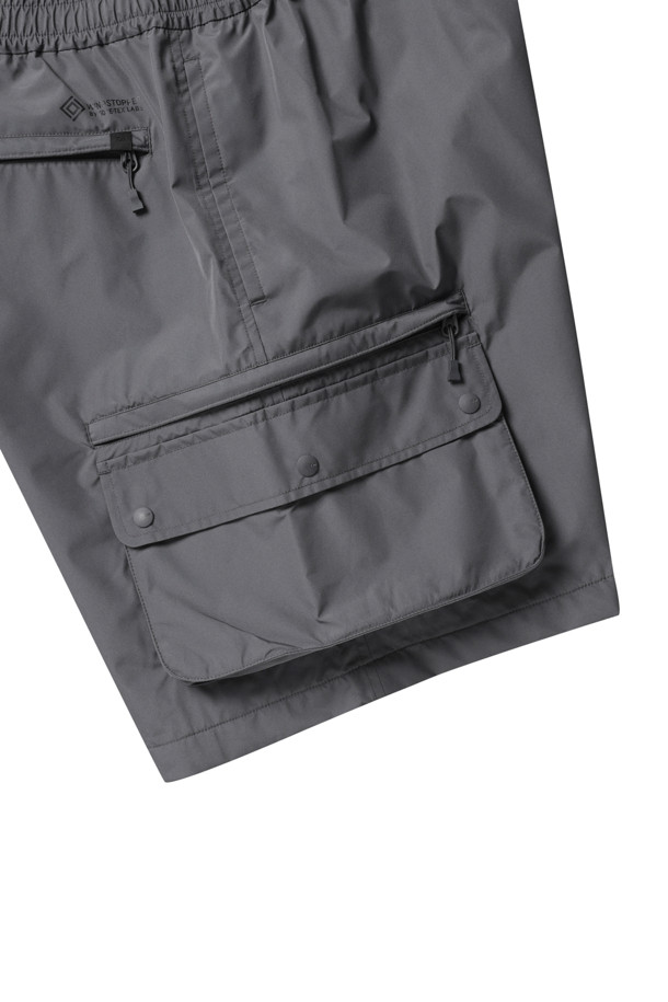 고어텍스 윈드스토퍼 퍼펙트 피싱 숏팬츠 - 차콜은 남성용 숏팬츠로, 봄, 여름철에 착용하기 좋습니다. 차콜 색상의 무지 디자인으로 스포티하면서도 캐주얼한 스타일을 연출합니다. 얇은 두께감의 레귤러핏 바지로, 방풍 및 방수 기능을 제공하여 야외 활동에 적합합니다. 여행, 휴가, 캠핑 등 다양한 상황에 어울리며, 멀티 포켓 디테일로 실용성을 더했습니다.
