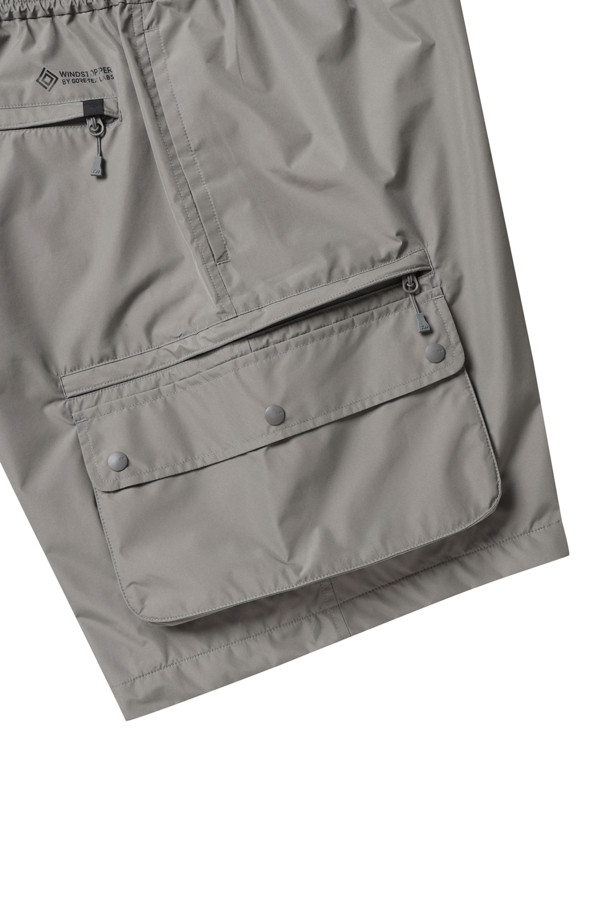 고어텍스 윈드스타퍼 퍼펙트 피싱 쇼츠 - 울프그레이는 남성용 피싱 및 아웃도어 활동에 최적화된 숏 팬츠입니다. 봄, 여름 시즌에 착용하기 좋으며, 뛰어난 방풍 및 방수 기능을 제공합니다. 레귤러핏으로 편안한 착용감을 선사하며, 스포티하고 아웃도어 스타일을 연출합니다. 멀티 포켓 디자인으로 실용성을 더했으며, 여행룩, 휴가룩, 캠핑룩 등 다양한 TPO에 매치하기 좋습니다.
