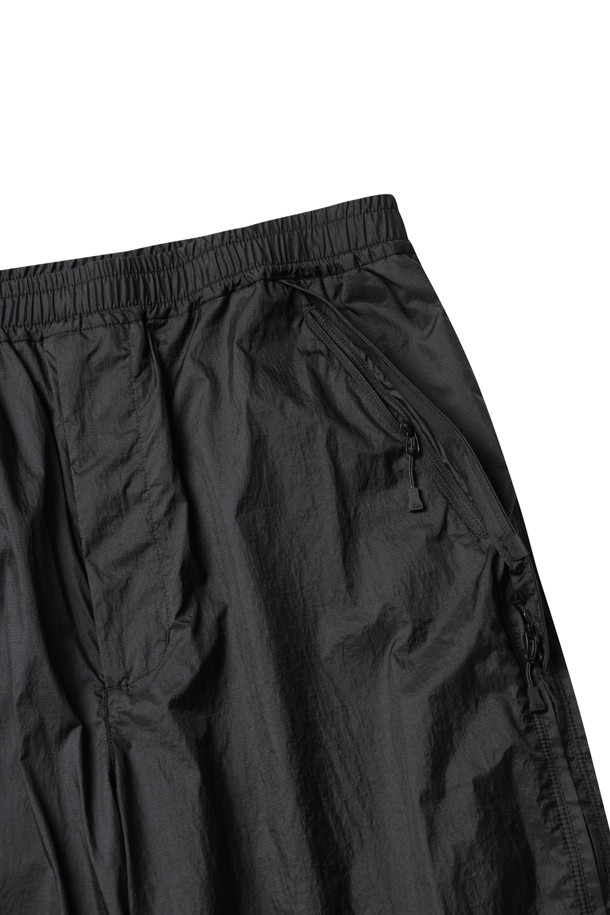 "TECH 윈드쉘 팬츠"는 아웃도어 활동과 일상생활 모두에 적합한 유니섹스 스타일의 긴 바지입니다. 방수, 발수, 통기성이 뛰어난 나일론과 폴리우레탄 혼방 소재로 제작되어 봄, 가을 간절기에 적합합니다. 레귤러핏으로 편안한 착용감을 제공하며, 무지 디자인에 블랙 컬러로 어떤 스타일에도 쉽게 매치할 수 있습니다. 2.5겹 라미네이팅 처리와 측면 지퍼 디테일, 스트레치 소재로 활동성을 높였습니다. 등산룩, 여행룩, 가을 나들이룩을 포함한 다양한 TPO에 스포티, 캐주얼, 미니멀 스타일을 연출할 수 있습니다.
