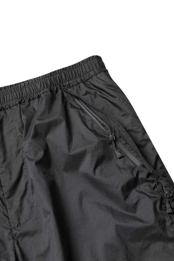 TECH 윈드쉘 팬츠 - 차콜은 아웃도어 활동과 일상생활 모두에 적합한 남성용 테크 윈드쉘 팬츠입니다. 봄, 여름, 가을 계절에 착용하기 좋으며, 스포티하고 캐주얼한 스타일을 연출합니다. 얇은 두께의 레귤러핏 크롭 기장으로 제작되었으며, 발수 및 통기성 기능을 갖춰 활동성을 높였습니다. 나일론과 폴리우레탄 소재에 2.5겹 라미네이팅 처리하여 내구성을 강화했으며, 밴딩 처리와 측면 지퍼 디테일, 스트레치 소재로 편안한 착용감을 제공합니다. 등산룩, 여행룩, 산책룩 등 다양한 TPO에 활용할 수 있습니다.
