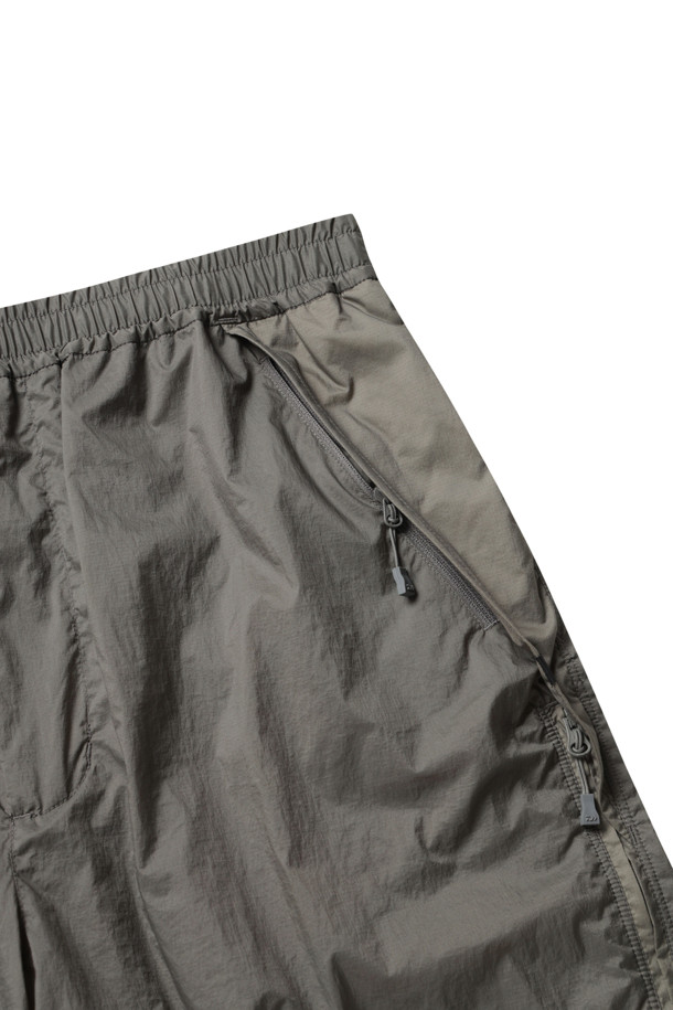 TECH 윈드쉘 팬츠 - 울프그레이는 남성용으로, 아웃도어 활동과 일상에서 모두 활용 가능한 테크 윈드쉘 팬츠입니다. 봄, 가을 계절에 적합하며, 스포티하고 캐주얼한 스타일을 연출합니다. 얇은 두께의 레귤러핏 긴바지로, 2.5겹 라미네이팅 처리와 스트레치 소재로 제작되어 활동성을 높였습니다. 방수 및 통기성이 뛰어나며, 측면 지퍼 디테일이 돋보입니다. 등산룩, 여행룩, 가을 나들이룩에 적합하며, 스포티, 캐주얼, 미니멀 스타일을 선호하는 분들께 추천합니다.
