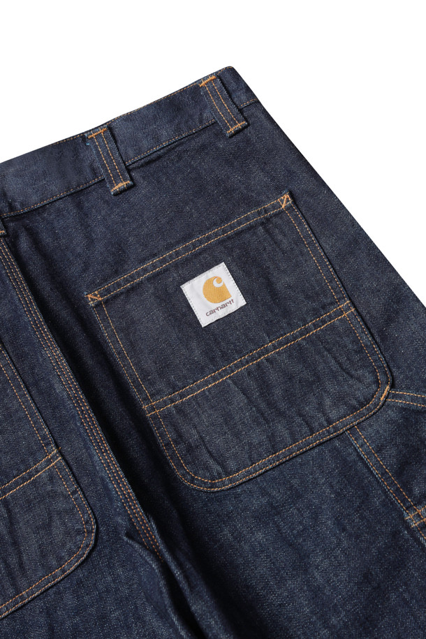 OG 싱글 니 팬츠 - 블루 (린스드)는 워크웨어와 캐주얼 스타일을 아우르는 남성용 데님 팬츠입니다. 사계절 내내 착용 가능하며, 툴 포켓, 해머 루프, 트리플 스티치 디테일이 특징입니다. 헤비웨이트 데님 소재로 제작되어 뻣뻣한 촉감과 루즈핏, 스트레이트 핏을 제공합니다. 린스드 가공을 거친 블루 컬러의 무지 디자인으로, 여행룩이나 가을 나들이룩에 적합합니다. 직조된 스퀘어 라벨이 디자인의 완성도를 높입니다.
