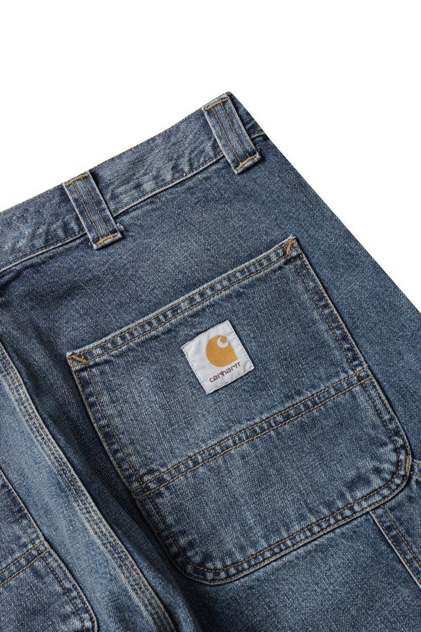 OG 싱글 니 팬츠 - 블루 (다크 워시)는 튼튼한 데님과 코튼 혼방 소재로 제작된 남성용 데님 팬츠입니다. 사계절 내내 착용 가능한 루즈핏의 긴 기장 바지로, 캐주얼 및 워크웨어 스타일을 연출하기 좋습니다. 두꺼운 두께감과 뻣뻣한 촉감으로 견고함을 더하며, 툴 포켓, 해머 루프, 트리플 스티치 등의 워크웨어 디테일이 특징입니다. 레귤러 웨이스트 디자인과 직조된 스퀘어 라벨이 포인트로, 무지 스타일의 미니멀한 디자인을 선호하는 분들께 추천합니다.
