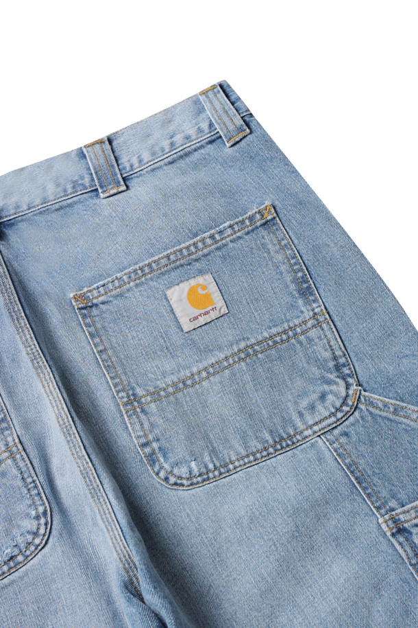 OG 싱글 니 팬츠 - 블루 (버스트 워시드)는 남성을 위해 디자인된 데님 소재의 긴 바지입니다. 캐주얼, 스트릿, 워크웨어 스타일을 아우르며, 봄, 가을에 착용하기 적합합니다. 루즈핏으로 편안함을 제공하며, 뻣뻣한 촉감과 두꺼운 두께가 특징입니다. 툴 포켓, 해머 루프, 트리플 스티치 디테일이 돋보이며, 직조된 스퀘어 라벨로 포인트를 더했습니다. 동네 마실룩이나 캠핑룩에 잘 어울리는 아이템입니다.
