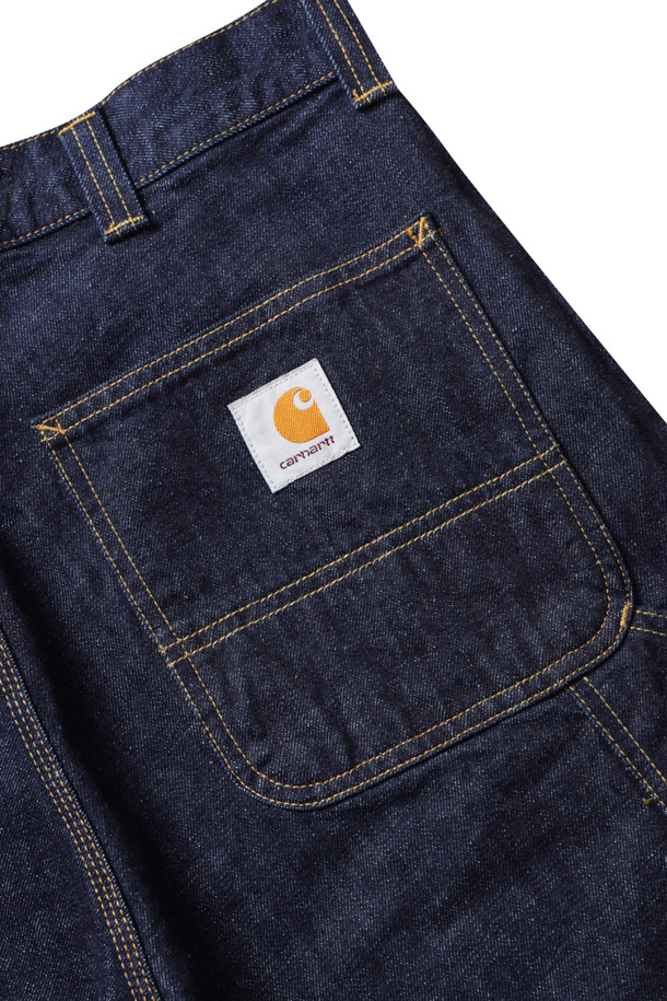 OG 싱글 니 쇼트 - 블루 (린스드)는 튼튼한 데님 소재로 제작된 남성용 데님 반바지입니다. 여름 시즌에 어울리는 숏 기장과 루즈핏으로, 캐주얼 및 워크웨어 스타일을 연출할 수 있습니다. 뻣뻣한 촉감의 헤비웨이트 코튼 데님은 툴 포켓, 해머 루프, 트리플 스티치 디테일로 내구성을 더했습니다. 워싱 처리된 블루 컬러와 무지 디자인으로 어떤 상의와도 쉽게 매치할 수 있으며, 동네 마실, 휴가, 바캉스 등 다양한 TPO에 활용 가능합니다. 넉넉한 핏으로 편안함까지 갖춘 실용적인 반바지입니다.
