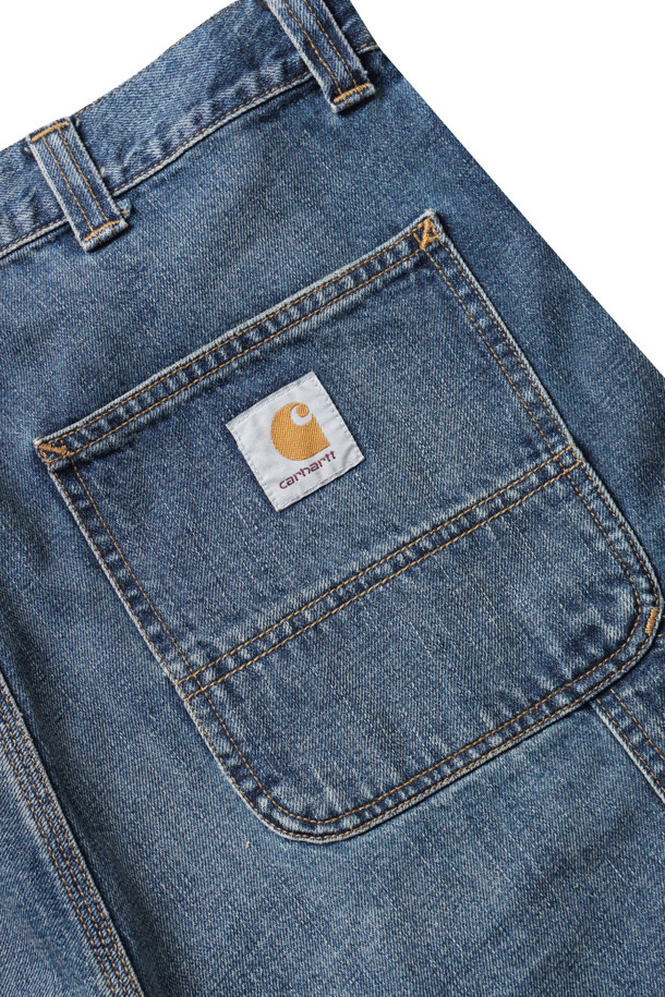 OG SINGLE KNEE SHORT - BLUE (DARK USED WASH)는 남성용 데님 반바지로, 여름철 캐주얼 및 워크웨어 스타일 연출에 적합합니다. 뻣뻣한 질감의 헤비웨이트 코튼 데님 소재에 워시드 가공을 더해 빈티지한 멋을 살렸으며, 넉넉한 루즈핏으로 편안한 착용감을 제공합니다. 툴 포켓, 해머 루프, 트리플 스티치, 직조된 스퀘어 라벨 등 워크웨어 스타일을 강조하는 디테일이 돋보이는 아이템입니다.

