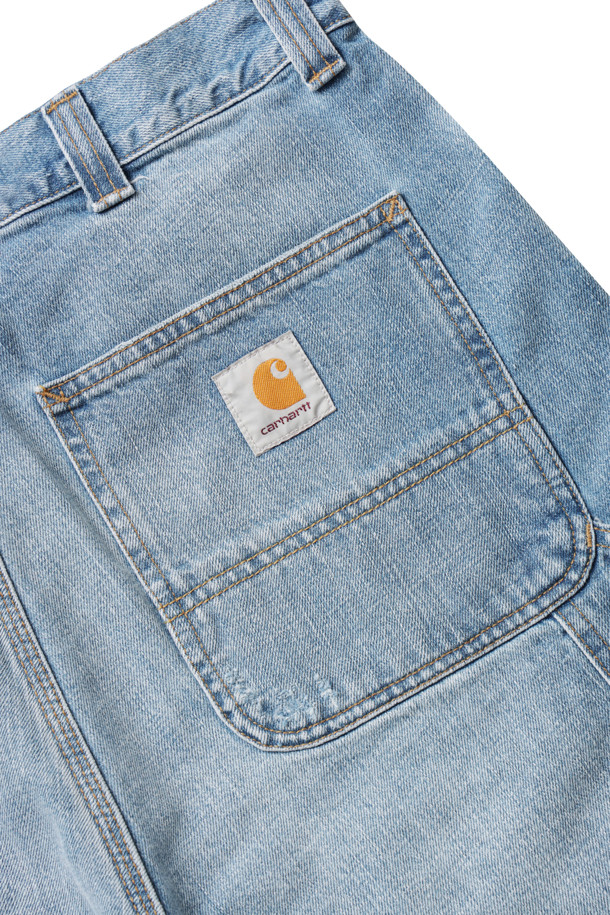 OG 싱글 니 슬리브 쇼트 - 블루 (버스트 워시드)는 여름철 캐주얼, 워크웨어 스타일을 즐기는 남성을 위한 데님 반바지입니다. 뻣뻣한 촉감의 두꺼운 데님 소재로 제작되었으며, 루즈핏으로 편안한 착용감을 제공합니다. 워시드 가공을 통해 자연스러운 색감과 빈티지한 멋을 더했으며, 툴 포켓, 해머 루프, 트리플 스티치 등의 디테일이 돋보입니다. 동네 마실룩, 휴가룩, 바캉스룩 등 다양한 TPO에 활용하기 좋으며, 미니멀한 스타일 연출에도 적합합니다.
