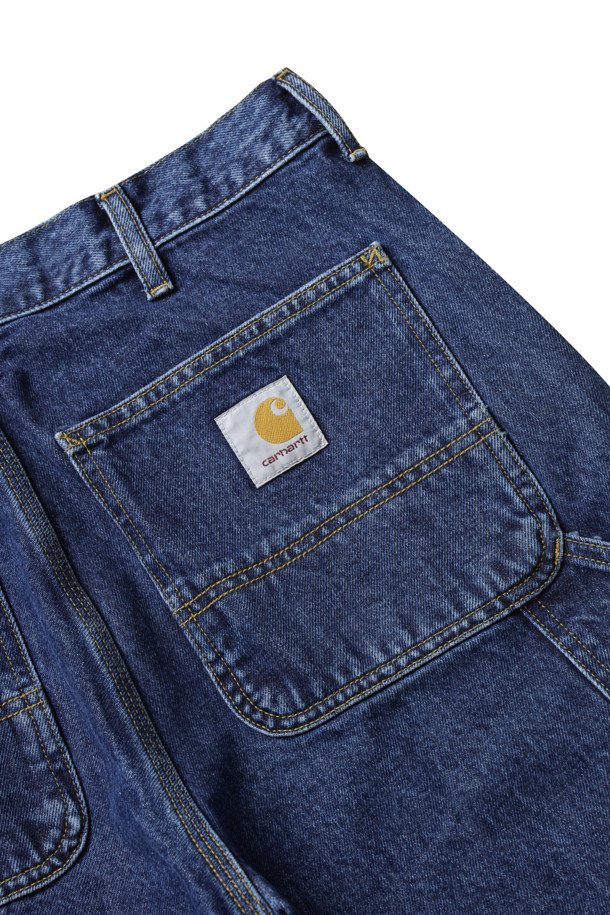 청량한 블루 컬러가 돋보이는 DOUBLE KNEE SHORT - BLUE (STONE BLEACHED) 숏 팬츠입니다. 튼튼한 코튼 소재에 레귤러 핏으로 제작되었으며, 더블 레이어 무릎, 삼중 스티치, 툴 포켓, 해머 루프 등의 워크웨어 디테일이 특징입니다. 일상에서 캐주얼하게 즐겨 입기 좋으며, 봄, 여름 시즌에 시원한 스타일을 연출할 수 있습니다.
