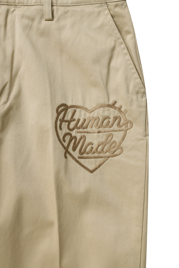 베이직한 스타일의 남성용 치노 팬츠입니다. 면 소재로 제작되어 봄, 여름, 가을 계절에 편안하게 착용할 수 있습니다. 레귤러핏에 무지 디자인으로 캐주얼하고 미니멀한 스타일을 연출하기 좋습니다. 데이트룩, 카페룩 등에 어울리며, 하트 스티치 디테일과 사이드 포켓이 특징입니다.
