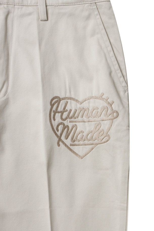 화이트 컬러의 치노 팬츠입니다. 남성용으로, 봄, 여름 시즌에 착용하기 좋은 긴 기장의 바지입니다. 베이직하고 캐주얼한 스타일로, 다양한 상의와 매치하기 용이합니다. 레귤러 핏으로 편안한 착용감을 제공하며, 하트 스티치 디테일과 사이드 포켓 디자인이 특징입니다. 미니멀하고 클래식한 무드를 연출하며, 일상생활에서 활용하기 좋습니다.
