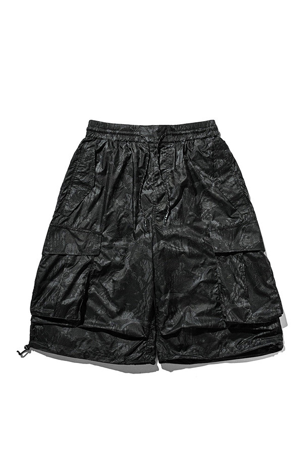 (CLESSTE) 리얼 트리 립스탑 나일론 시티 밀리터리 하프 팬츠 003 - 블랙은 여름철 일상, 여행, 휴가, 캠핑 등 다양한 TPO에 활용하기 좋은 남성용 반바지입니다. 얇고 가벼운 립스탑 나일론 소재로 제작되어 활동성이 뛰어나며, 캐주얼, 미니멀, 워크웨어 스타일을 연출하기 좋습니다. 밀리터리 스타일의 블랙 컬러 하프 기장으로 시원하고 세련된 느낌을 줍니다. 허리 밴딩과 사이즈 조절 기능으로 편안한 착용감을 제공하며, 측면 포켓 2개와 어저스터 디테일로 실용성을 더했습니다. 생활 방수 기능이 있어 가볍게 야외 활동을 즐기기에도 적합합니다.
