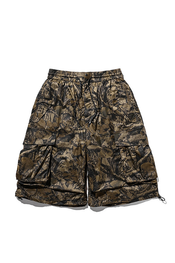 (CLESSTE) 리얼 트리 립스탑 나일론 시티 밀리터리 하프 팬츠 003 - 올리브는 남성용 바지로, 여름철 일상 및 아웃도어 활동에 적합한 밀리터리 스타일의 하프 팬츠입니다. 얇고 가벼운 립스탑 나일론 소재를 사용하여 활동성을 높였으며, 올리브 컬러의 카모 패턴이 특징입니다. 허리 밴딩과 사이즈 조절, 어저스터 조절 기능으로 편안한 착용감을 제공하며, 측면 포켓 2개로 수납성을 더했습니다. 여행룩, 휴가룩, 캠핑룩 등 다양한 TPO에 활용 가능하며, 캐주얼 및 고프코어 스타일을 연출하기 좋습니다.
