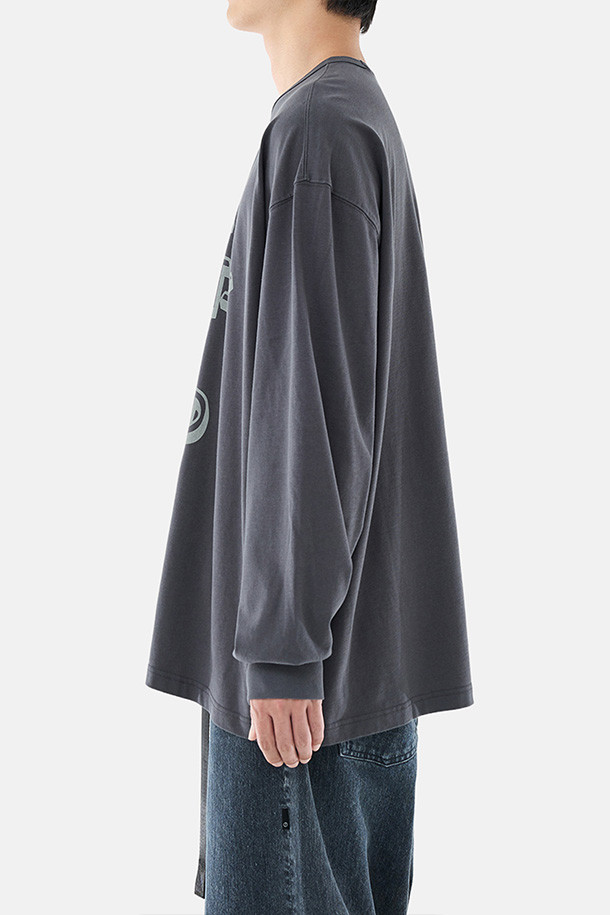 404 GNF(F) L/S 티 - 차콜은 남성용 긴팔 티셔츠입니다. 차콜 컬러에 오버핏으로 제작되어 캐주얼 및 스트릿 스타일을 연출하기 좋습니다. 봄, 가을, 겨울 계절에 적합하며, 부드러운 면 소재로 제작되어 편안한 착용감을 선사합니다. 라운드넥 디자인에 404 GRAPHIC NOT FOUND 그래픽 프린팅이 돋보이며, 골지 립 오프닝, 손목 립 시접 갈라처리, 수축 방지 가공으로 실용성을 더했습니다. 겨울철 데일리룩, 캐주얼, 스트리트, 미니멀 스타일을 즐겨 입는 분들께 추천합니다.
