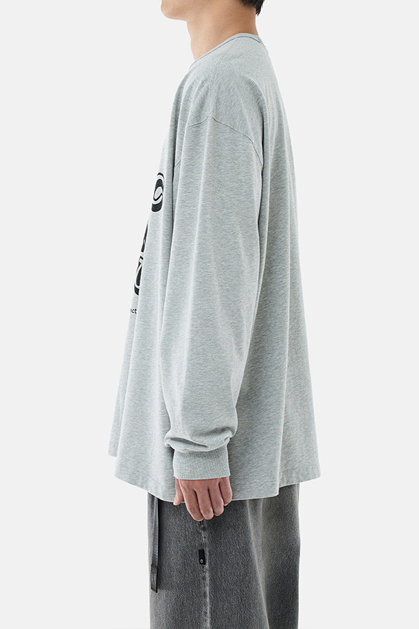 404 GNF(F) L/S 티(TEE) - 헤더 그레이는 남성용 긴팔 티셔츠입니다. 얇은 두께감으로 봄, 가을에 착용하기 좋으며, 캐주얼 및 스트릿 스타일을 연출할 수 있습니다. 오버핏 디자인에 라운드넥으로 편안한 착용감을 선사하며, 부드러운 면 소재를 사용하여 제작되었습니다. "404 GRAPHIC NOT FOUND" 그래픽 프린트와 손목 립 시접 갈라 처리, 골지 립 오프닝 등의 디테일이 돋보이며, 수축 방지 가공으로 실용성을 더했습니다. 동네 마실룩이나 가을 나들이룩에 활용하기 좋은 아이템입니다.
