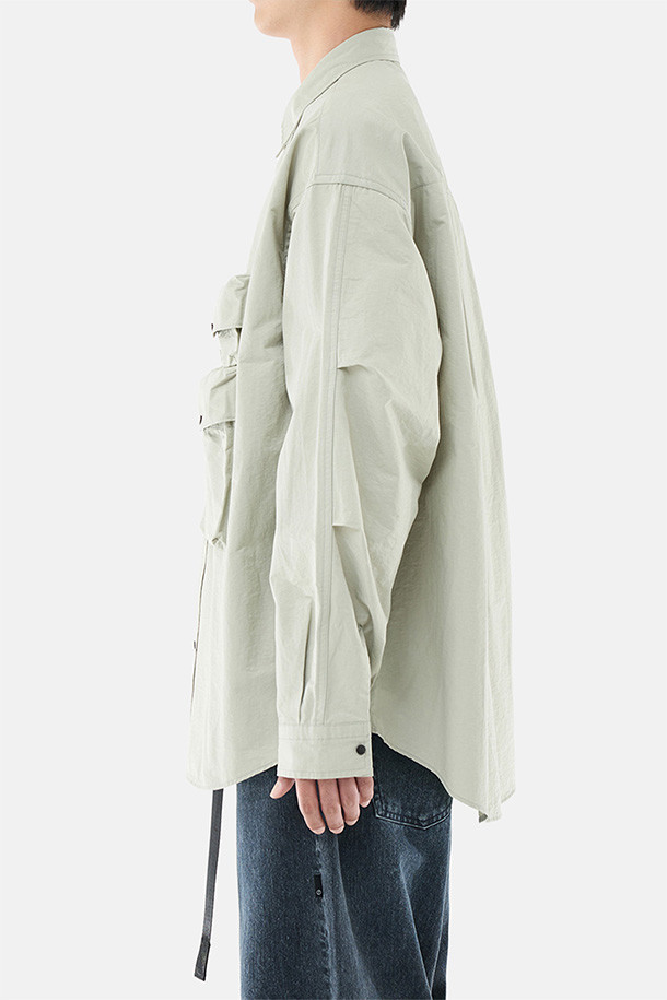 GEAR POCKET 셔츠 - 라이트 토프는 남성용 셔츠로, 봄과 여름에 착용하기 좋습니다. 캐주얼, 미니멀, 시티보이 스타일에 어울리며, 일상, 동네 마실, 여행, 산책 등 다양한 TPO에 활용할 수 있습니다. 라이트 토프 컬러의 오버핏 셔츠로, 레귤러 카라와 긴 소매 기장이 특징입니다. 얇은 두께감의 나일론, 면 혼방 소재에 등판 메쉬 요크, 3개의 입체 포켓, 소매 턱 디테일이 더해져 통기성을 높였습니다. 스냅 여밈 방식의 무지 셔츠로 편안하고 세련된 스타일을 연출해보세요.
