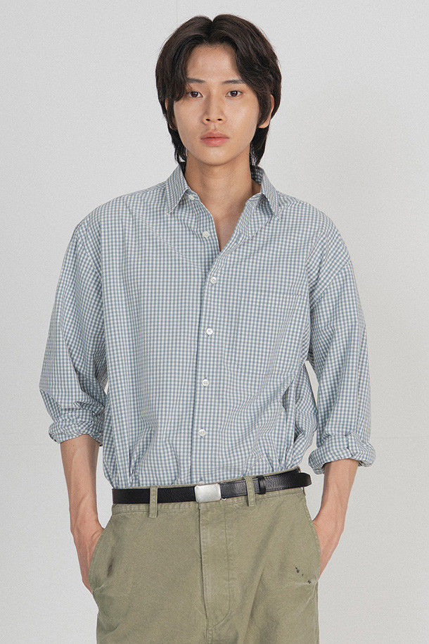 'STEADY SHIRT - BLUE' 셔츠는 클래식과 빈티지 무드를 담아낸, 봄, 여름, 가을 시즌에 적합한 공용 셔츠입니다. 부드러운 촉감의 면 소재에 얇은 두께감으로 편안한 착용감을 선사하며, 루즈핏과 차이나 칼라 디자인이 특징입니다. 섬세한 깅엄 체크 패턴과 자개 단추, 왼쪽 가슴 포켓 디테일이 돋보이며, 타입라이터 워셔 원단, 양면 기모 가공, 바이오워싱 가공으로 완성도를 높였습니다. 데이트룩, 카페룩, 미니멀, 캐주얼 스타일을 즐기는 분들께 추천합니다.
