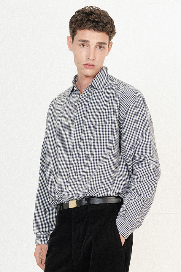 STEADY SHIRT (스테디 셔츠) - 다크 네이비는 클래식과 빈티지 무드를 담은 남성 셔츠입니다. 40수 1합 코튼 타입라이터 워셔 원단에 양면 기모, 바이오워싱 가공을 더해 부드러운 촉감을 선사합니다. 깅엄 체크 패턴과 차이나칼라, 여유로운 핏으로 편안한 착용감을 제공하며, 자개 단추와 왼쪽 가슴 포켓 디테일이 돋보입니다. 데이트룩 또는 비즈니스 캐주얼 스타일링에 적합하며, 미니멀하고 캐주얼한 스타일을 연출하기 좋습니다. 코츠사 봉제사 사용으로 내구성을 높였습니다.
