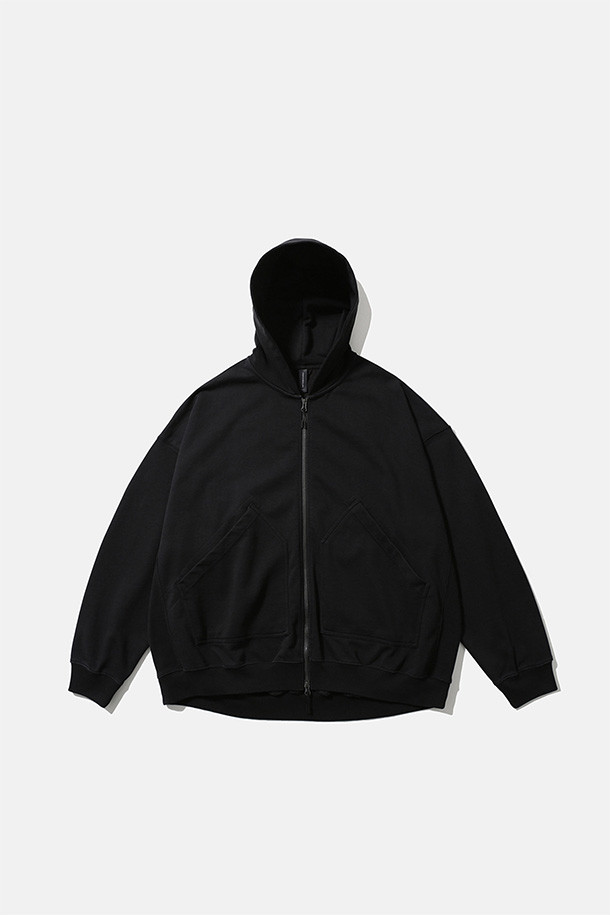 블랙 색상의 BAGGY ZIP 후드 스웨트입니다. 넉넉한 오버핏과 루즈핏으로 편안한 착용감을 선사하며, 가을과 겨울에 따뜻하게 입을 수 있습니다. 부드러운 면과 폴리에스테르 혼방 소재로 제작되었으며, 두꺼운 두께감으로 보온성을 높였습니다. 2웨이 지퍼, 사이드 패치 포켓, 손목 립 처리, 가먼트 워싱 디테일이 돋보입니다. 캠핑룩, 집콕룩, 캐주얼, 미니멀, 클래식 스타일을 연출하기 좋습니다.
