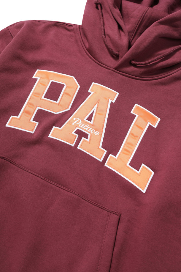 **PALACE X GAP 로고 후디 - 버건디**는 가을과 겨울 시즌에 적합한 남녀 공용 후드티입니다. 버건디 컬러의 부드러운 소재에 앞면 PALACE 자수 로고와 뒷면 GAP 자수 로고가 돋보이며, 캐주얼하고 스트릿한 스타일을 연출합니다. 긴소매에 레귤러 기장으로 제작되었으며, 리브 커프스와 앞면 주머니 디테일로 실용성을 더했습니다.
