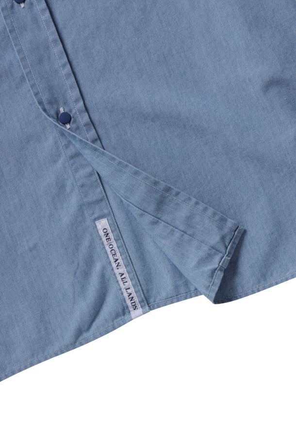미 해군 샴브레이 셔츠를 기반으로 디자인된 Regular Collar Chambray Shirt - Indigo Bleach입니다. 부드러운 촉감의 얇은 샴브레이 소재로 제작되었으며, 레귤러핏에 긴소매 기장으로 봄, 여름, 가을까지 활용 가능합니다. 캐주얼하고 베이직한 스타일로, 가슴 주머니 디테일과 나나미카 로고 자수가 특징입니다.
