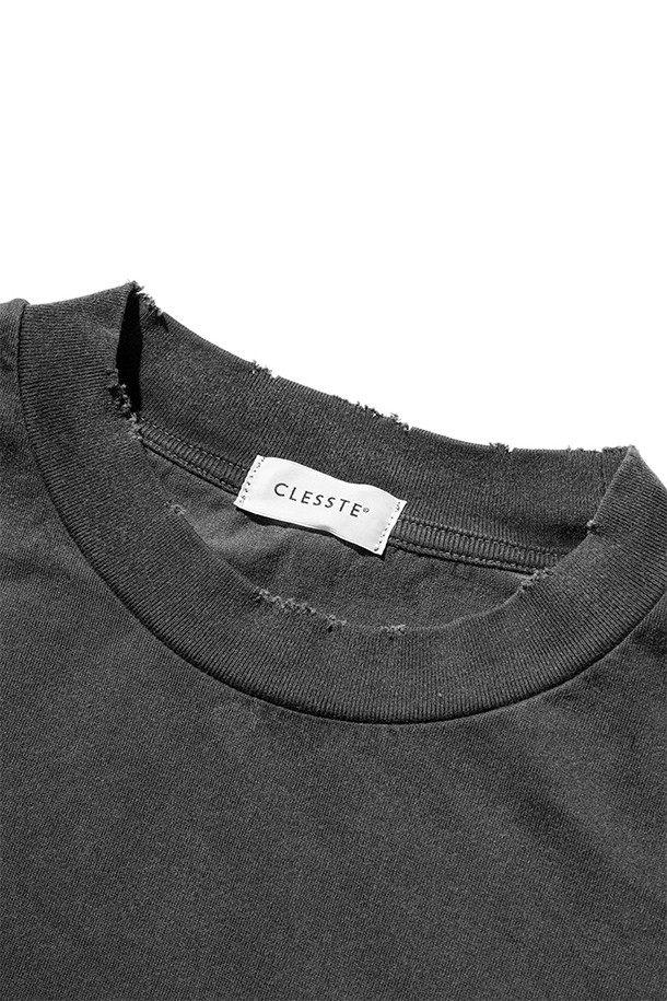 (CLESSTE) 피그먼트 다잉 L/S 티셔츠 위드 드로우스트링 - 페이드 블랙은 빈티지하면서도 모던한 스타일을 연출하는 공용 티셔츠입니다. 면 소재로 제작되어 부드러운 촉감을 선사하며, 봄, 가을에 착용하기 좋습니다. 와이드 핏과 라운드넥 디자인으로 편안한 착용감을 제공하며, 밑단 드로우스트링과 스토퍼 디테일이 특징입니다. 피그먼트 다잉 가공으로 은은한 색감과 자연스러운 워싱을 더했습니다. 산책룩, 집콕룩 등 캐주얼, 미니멀, 시티보이 스타일을 즐기는 분들께 추천합니다.
