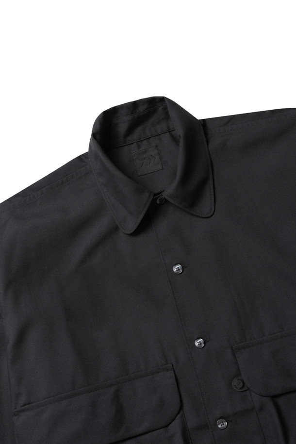 TECH SPORTS 오픈 칼라 셔츠 L/S - 블랙은 남성용 셔츠로, 스포츠 활동과 일상 모두에 활용하기 좋은 제품입니다. 블랙 컬러의 무지 디자인에 오버핏으로 제작되어 스포티하면서도 캐주얼한 스타일을 연출합니다. 오픈 칼라 디자인과 긴 소매 기장이 특징이며, 앞면에는 대형 포켓이 있어 실용성을 더했습니다. 산책룩이나 여행룩으로 활용하기 좋으며, 미니멀한 스타일을 선호하는 분들께도 적합합니다. 사계절용으로 제작되어 다양한 계절에 활용할 수 있습니다.
