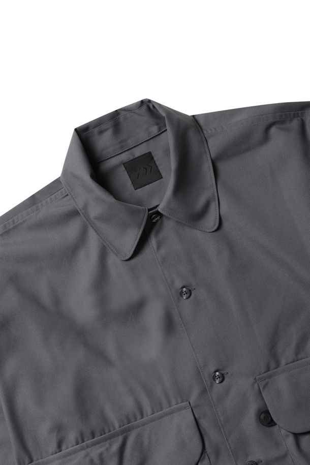 TECH SPORTS OPEN COLLAR SHIRT L/S - CHARCOAL (테크 스포츠 오픈 카라 셔츠 긴소매 - 차콜)는 남성용 셔츠로, 봄, 가을에 착용하기 좋습니다. 차콜 색상의 오버핏 긴소매 셔츠로, 오픈 카라 디자인과 앞면 큰 포켓이 특징입니다. 스포츠 활동이나 일상에서 캐주얼하고 스포티한 스타일을 연출할 수 있으며, 산책룩이나 여행룩에도 적합합니다. 미니멀한 무드를 더하여 다양한 스타일링이 가능합니다.
