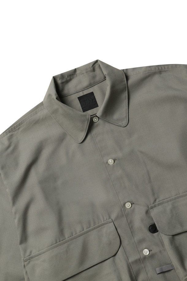 TECH 스포츠 오픈 카라 셔츠 L/S (울프그레이)는 남성용 셔츠입니다. 봄, 가을에 착용하기 좋으며, 스포티와 캐주얼 스타일을 동시에 연출할 수 있습니다. 오버핏으로 편안한 착용감을 제공하며, 오픈 카라 디자인과 긴 소매가 특징입니다. 앞면에는 큰 포켓이 있어 실용성을 더했으며, 데이트룩, 카페룩, 캐주얼, 미니멀, 스포티 스타일을 즐기는 분들께 추천합니다. 
