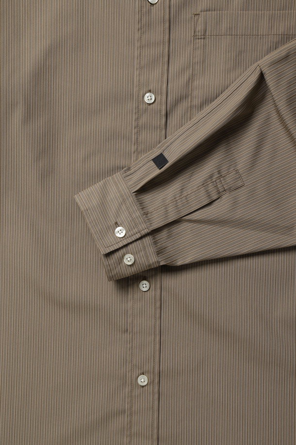 TECH 레귤러 스트라이프 셔츠 L/S - 베이지는 남성용 셔츠로, 베이직하고 캐주얼한 스타일을 연출합니다. 봄, 가을에 적합하며, 오버핏으로 편안한 착용감을 제공합니다. 긴 소매 기장의 레귤러 기장 셔츠로, 스트라이프 및 도비 패턴이 돋보입니다. 가슴에 패치 포켓 디테일이 있으며, 데이트룩, 카페룩, 캐주얼, 클래식, 미니멀 스타일을 완성합니다.
