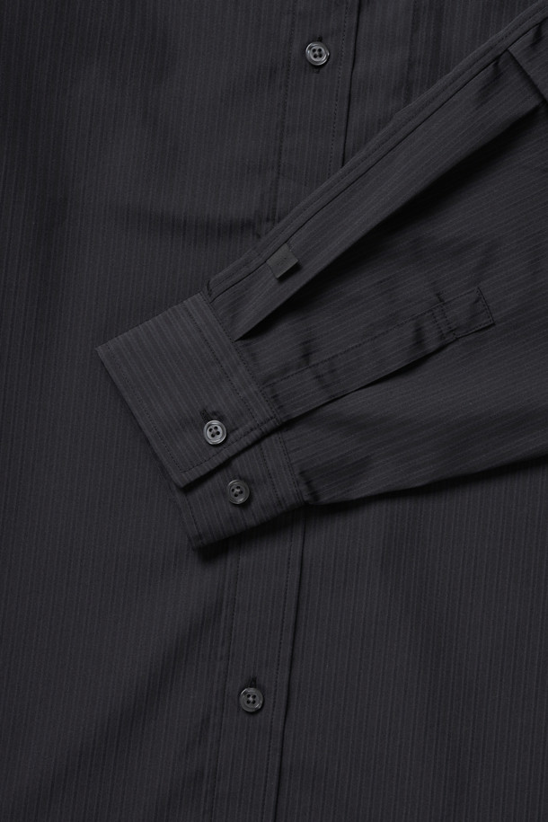 TECH REGULAR STRIPE SHIRT L/S - BLACK (테크 레귤러 스트라이프 셔츠 L/S - 블랙)는 남성용 셔츠로, 일상 및 비즈니스 캐주얼 스타일에 적합합니다. 기본적이면서도 캐주얼한 무드를 연출하며, 봄, 가을에 입기 좋은 긴소매 셔츠입니다. 차이나칼라에 오버핏으로 제작되었으며, 가슴 부분에 패치 포켓이 있어 포인트를 더했습니다. 블랙 컬러 바탕에 스트라이프 패턴과 도비 디자인이 돋보이며, 다양한 스타일링에 활용할 수 있습니다.
