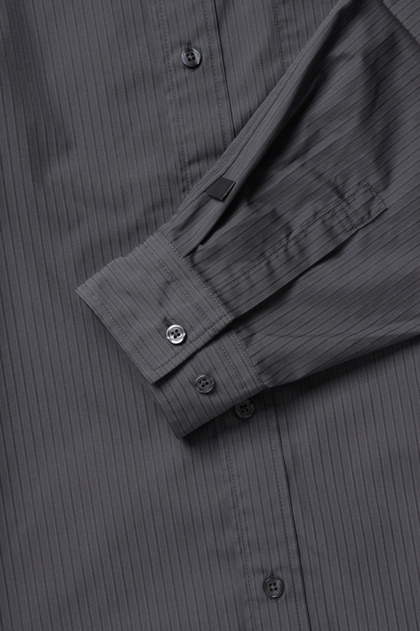 TECH REGULAR STRIPE SHIRT L/S - CHARCOAL (테크 레귤러 스트라이프 셔츠 L/S - 차콜)는 남성용 셔츠로, 봄, 가을에 착용하기 좋습니다. 차콜 컬러의 베이직 스타일 셔츠이며, 핏은 오버핏으로 제작되었습니다. 가슴 패치 포켓과 도비 스트라이프 패턴이 특징이며, 긴 소매 기장입니다. 데이트룩이나 출근룩 등 다양한 TPO에 맞춰 클래식, 미니멀, 캐주얼 스타일을 연출할 수 있습니다.
