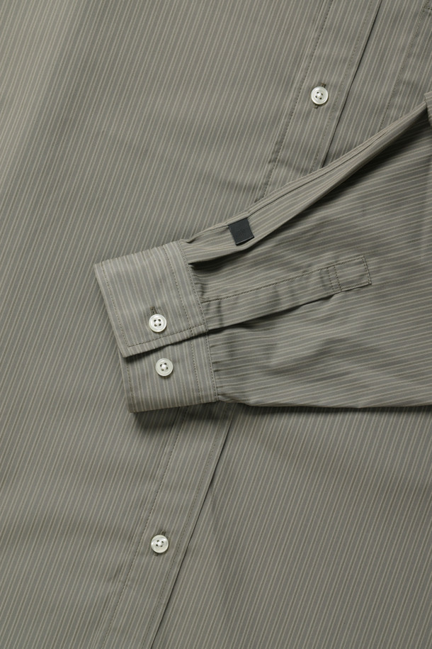 TECH REGULAR STRIPE SHIRT L/S - 울프그레이 셔츠는 남성용 상의로, 봄, 가을에 착용하기 좋습니다. 울프그레이 색상의 스트라이프 도비 패턴이 특징이며, 캐주얼 및 베이직 스타일을 연출합니다. 긴 소매와 오버핏으로 제작되었으며, 가슴 패치 포켓 디테일이 돋보입니다. 출근룩과 모임룩에 적합하며, 캐주얼, 클래식, 미니멀 스타일을 선호하는 분들께 추천합니다.
