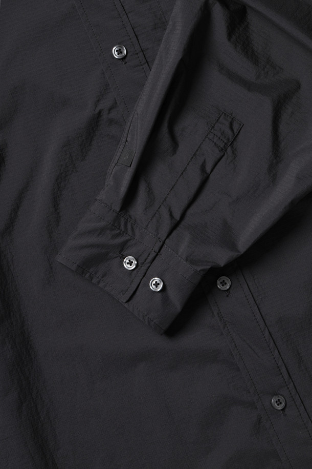 TECH 트래블 셔츠 - 블랙은 여행과 일상에서 활용하기 좋은 남성 셔츠입니다. 봄, 여름 계절에 어울리는 얇은 두께의 레귤러핏 긴소매 셔츠로, 90년대 아웃도어 디자인에서 영감을 받았습니다. 가볍고 활동적인 느낌을 주는 PERTEX 소재를 사용했으며, 레귤러 칼라와 무지 패턴으로 깔끔한 디자인을 연출합니다. 캐주얼, 스포티한 스타일을 선호하는 분들께 적합하며, 여행룩, 휴가룩, 가을 나들이룩으로 활용하기 좋습니다. 왼쪽 앞 주머니가 있어 실용성을 더했습니다.
