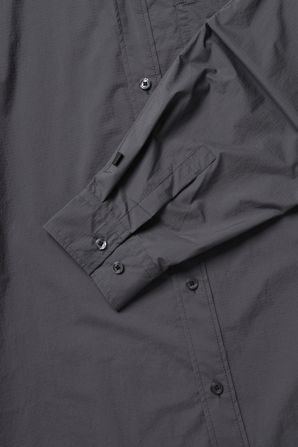 TECH 트래블 셔츠 - 차콜은 여행과 일상 모두에 적합한 남성용 셔츠입니다. PERTEX 소재를 사용하여 봄, 여름, 가을 계절에 가볍게 착용할 수 있으며, 레귤러핏과 레귤러 칼라 디자인으로 편안한 착용감을 제공합니다. 90년대 아웃도어 디자인에서 영감을 받아 캐주얼, 스포티한 스타일을 연출하며, 무지 패턴과 차콜 컬러로 미니멀한 매력을 더했습니다. 왼쪽 앞 주머니 디테일이 돋보이는 긴 소매 셔츠로, 가볍고 실용적인 여행룩을 완성해보세요.
