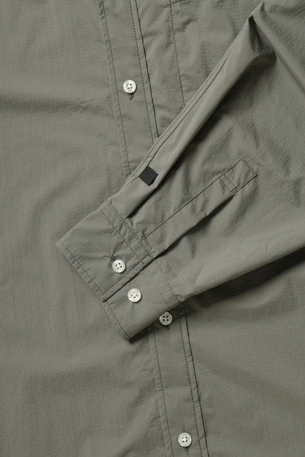 TECH 트래블 셔츠 - 울프 그레이는 여행과 일상에서 활용하기 좋은 남성 상의입니다. 얇은 두께의 PERTEX 소재로 제작되어 초경량의 편안한 착용감을 제공합니다. 레귤러 핏과 레귤러 칼라 디자인에 90년대 아웃도어 스타일을 더했으며, 무지 패턴과 긴소매 디자인으로 미니멀, 캐주얼, 고프코어 스타일을 연출하기 좋습니다. 울프 그레이 색상으로 어떤 옷에도 쉽게 매치할 수 있으며, 왼쪽 앞 주머니는 실용성을 더합니다. 가을 나들이룩, 여행룩으로 활용하여 멋스러운 스타일을 완성해보세요.
