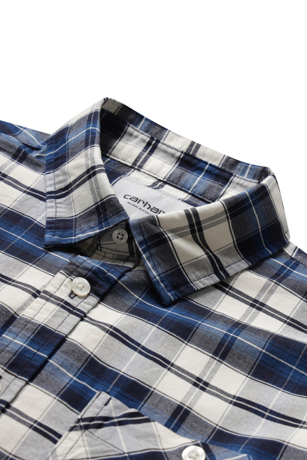 L/S TARBELL SHIRT - DARK NAVY / WHITE는 남성용 셔츠로, 다크 네이비와 화이트 컬러의 체크 패턴이 돋보이는 캐주얼 셔츠입니다. 옥스퍼드 코튼 소재를 사용하여 가을, 겨울에 적합하며, 루즈핏과 긴 소매 기장으로 편안한 착용감을 제공합니다. 앞면 버튼, 가슴 포켓, 지퍼 포켓 디테일과 직조된 스퀘어 라벨이 특징입니다.
