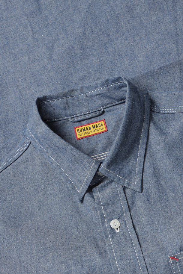 **CHAMBRAY SHIRT - INDIGO (샴브레이 셔츠 - 인디고)**

캐주얼한 스타일을 연출하기 좋은 샴브레이 셔츠입니다. 얇은 두께감으로 봄, 여름, 가을, 세 계절에 걸쳐 활용할 수 있습니다. 인디고 컬러의 무지 디자인으로 다양한 하의와 매치하기 용이합니다. 레귤러핏에 차이나칼라, 긴 소매 기장으로 제작되었으며, 비대칭 포켓 디자인과 하트 모양 종이 라벨이 특징입니다. 셀비치 샴브레이 원단으로 제작되어 고급스러운 착용감을 선사합니다.
